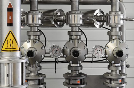 集中進(jìn)行供熱熱源主要包括公司熱電聯(lián)產(chǎn)的電廠、集中鍋爐房、工業(yè)企業(yè)與其他余熱、地?zé)?、核能、太?yáng)能、熱泵等，亦可是由幾種不同熱源共同發(fā)展組成的多熱源聯(lián)合供熱管理系統(tǒng)