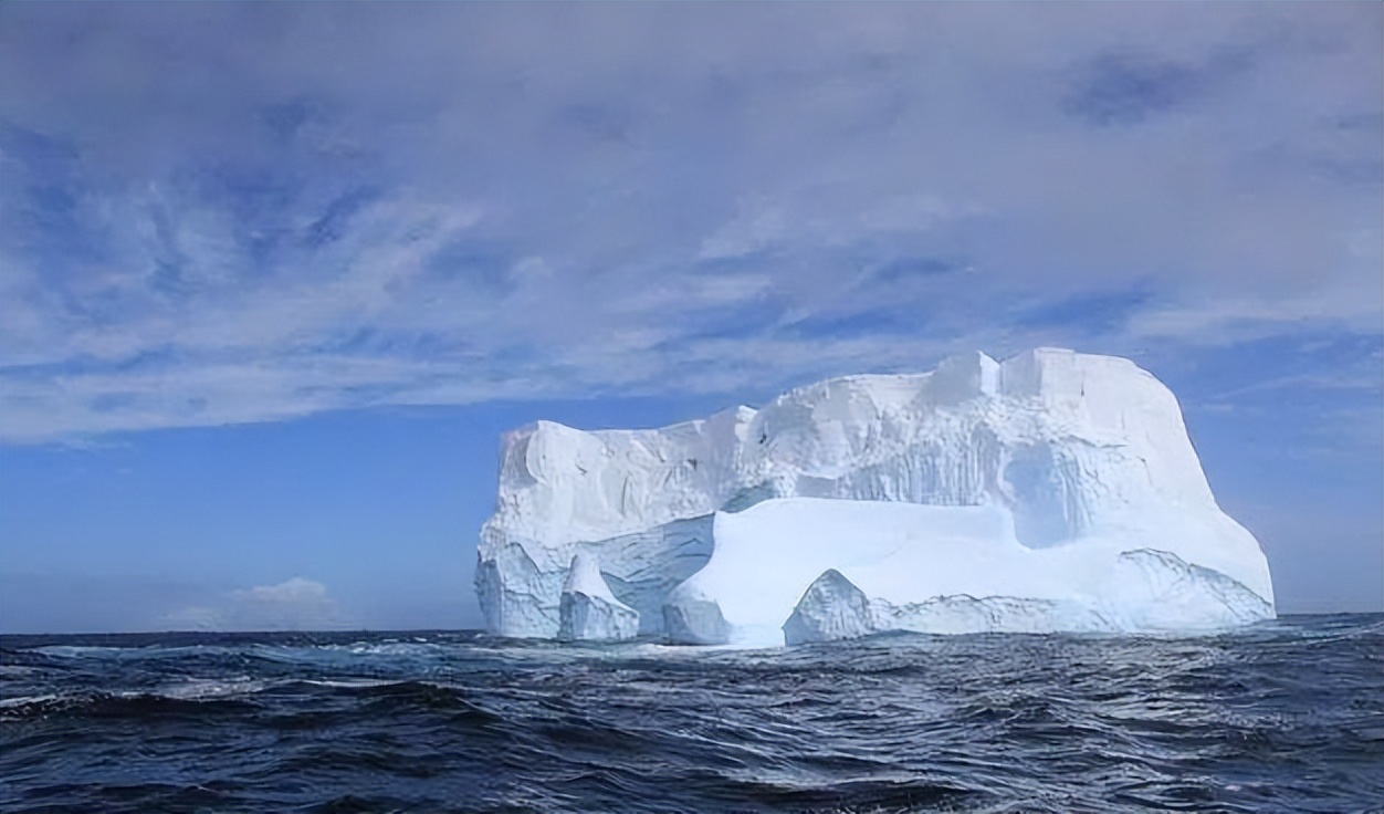 陵蘭冰蓋是覆蓋世界最大島嶼格陵蘭島的冰蓋，也是世界第二大冰蓋