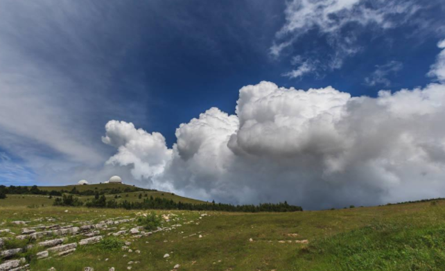 農(nóng)業(yè)氣象站監(jiān)測農(nóng)作物生長環(huán)境，監(jiān)測和預(yù)報災(zāi)害